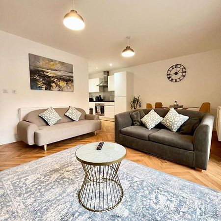 2 Double Beds Or 4 Singles, 2 Bathrooms, Free Parking, Smart Tv'S, Close To Gunwharf Quays, Beach & Historic Dockyard بورتسماوث المظهر الخارجي الصورة