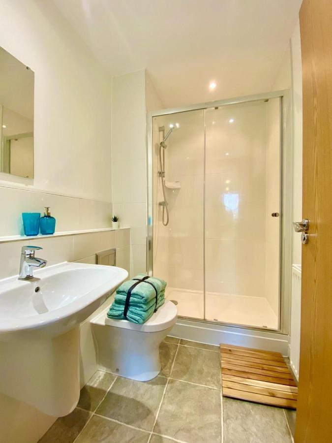 2 Double Beds Or 4 Singles, 2 Bathrooms, Free Parking, Smart Tv'S, Close To Gunwharf Quays, Beach & Historic Dockyard بورتسماوث المظهر الخارجي الصورة